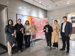 <strong>女教职工们正在工会工做人员的指导下领</strong>